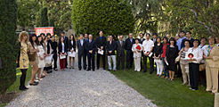 El Presidente Sanz, con los universitarios que recibirán las Becas Navarra 2010