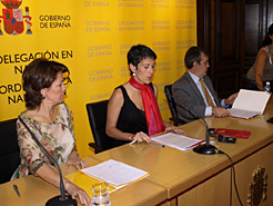 De izquierda a derecha, la alcaldesa de Pamplona, la delegada del Gobierno y el consejero Caballero. 
