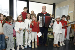 Actuación del coro de jotas del Colegio Público de Añorbe.