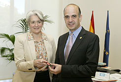 Lourdes Goicoechea entrega los presupuestos 2013 a Alberto Catalán