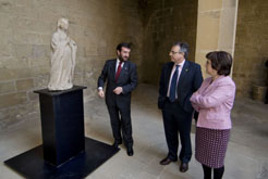 El prsidente Sanz con el consjero Corpas y la alcaldesa de Olite contemplan la escultura de do&#241;a Blanca