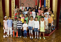 El Presidente Sanz y los niños saharauis.