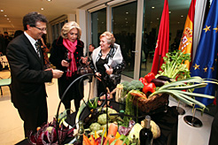 El delegado del Gobierno en Madrid junto con Beatriz de Orleans y Angelita Alfaro