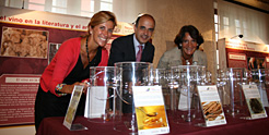 Eguren, Catalán y Prieto visitan la exposición sobre el vino de Navarra.