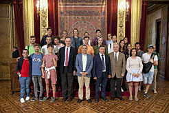 El vicepresidente Laparra con la delegación de la Universidad de Navarra en el Salón del Trono del Palacio de Navarra.
