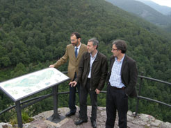 Director general de Turismo, Carlos Erce, el presidente del Consorcio Turístico del Pirirneo, José Ángel Cambra, y el director del servicio de Ordenación, Fermín Villanueva