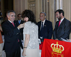 El Presidente Sanz impone la Cruz de Carlos III a Carmen Batlle.