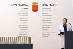 La Presidenta Barkos, junto a los nombres de los homenajeados