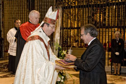 El Presidente Sanz ha realizado la ofrenda a Santa María la Real en la Catedral de Pamplona
