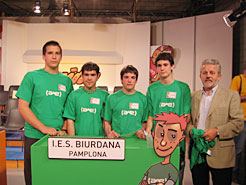 El equipo ganador junto al director del IES Biurdana, José María Aristu.