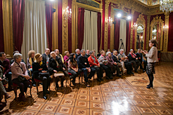 La Presidenta Barcina explicando el Salón el Trono