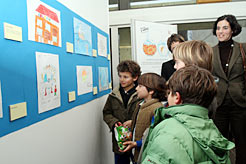 Un grupo de niños visita la exposición.
