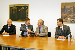 Imagen de la firma del acuerdo marco