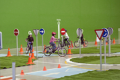 Los niños disfrutan del circuito de Mendigorría en sus bicicletas.
