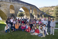 El consejero Pérez-Nievas con alumnos llegados a Pamplona con el programa "Escuelas Viajeras". 