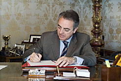 El Presidente Sanz firma la convocatoria de elecciones al Parlamento