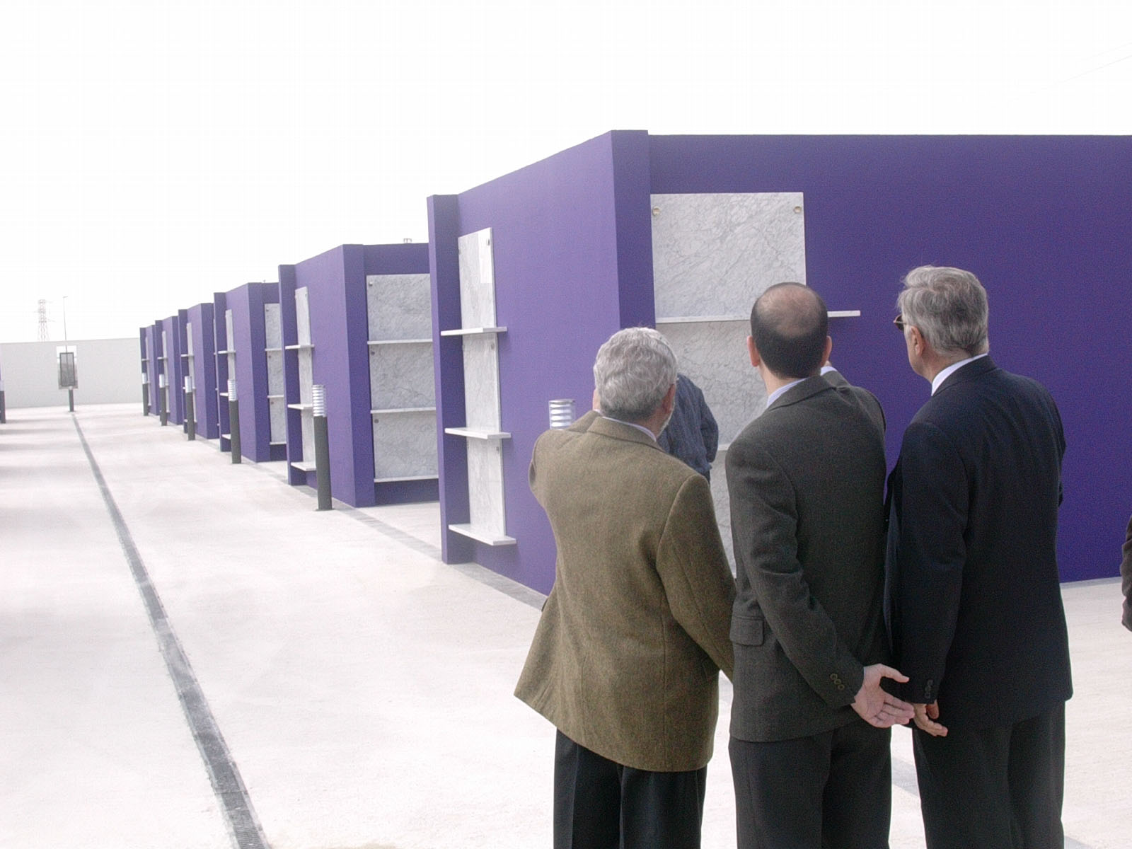 El alcalde de Viana muestra al consejero Catalán y Angel Serrano la ampliación del cementerio.