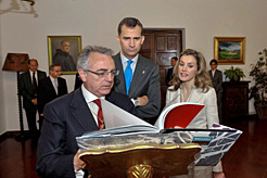 El Presidente Sanz ha obsequiado a los Príncipes con el libro de Manuel Hidalgo: Navarra, una invitación al futuro