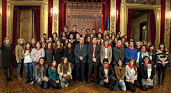 El alcalde de Pamplona, el consejero de Educación y la vicerrectora de Estudiantes, junto con los alumnos extranjeros. 