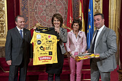 La Presidenta Barcina recibe la camiseta del Asfi Navarra Itxako