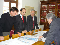 El consejero escucha las explicaciones del alcalde de Jaurrieta, Gabriel de Andrés  y el constructor de la obra.
