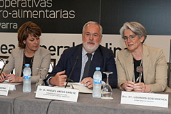 Barcina Lehendakaria, Arias Cañete ministroa eta Lourdes Goicoechea kontseilaria.