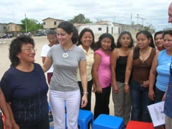 La consejera García Malo y un grupo de mujeres del proyecto del Cantón Santa Elena