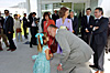 Don Juan Carlos saluda a la niña María Nieto.