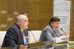 Pablo Alcaide y el vicepresidente Iribarren en la presentación del informe FUNCAS