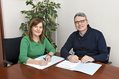 Gema Mañú y Gilberto Padrón, director de la Fundación Santa Lucía-Adsis, en la firma del contrato.