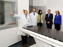 El Presidente Sanz visita el Centro de Radioterapia del Hospital de Navarra
