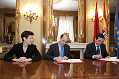 Sáiz, Catalán y Gómez, durante la firma del convenio.