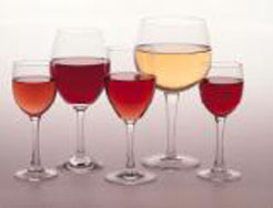 Copas de vino rosado y blanco