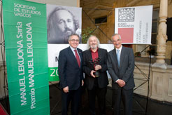 Montxo Armendáriz recibe el Premio Manuel Lekuona de Eusko Ikaskuntza-Sociedad de Estudios Vascos