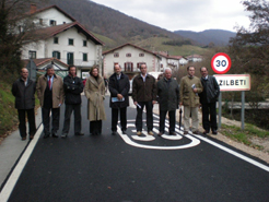 Visita de la consejera de Obras Públicas a la reformada carretera de Zilbeti