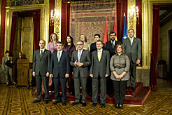 Los miembros del Gobierno de Navarra en el Salón del Trono