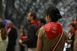 Una china con el pañuelo rojo anudado al cuello