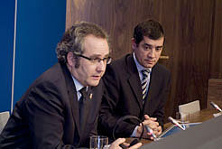 El consejero P&#233;rez-Nievas y el futuro director del Instituto Navarro de Vascuence, Xabier Azanza.