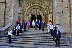 Los Príncipes y el Presidente Sanz, con el resto de autoridades, a su llegada a la celebración en honor a los Reyes de Navarra