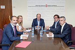 El vicepresidente Ayerdi y la directora general Izaskun Goñi, con los representantes de la Asociación.