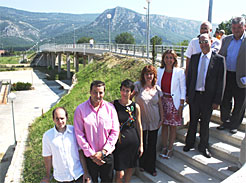 La consejera Alba visita la pasarela de Irañeta