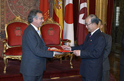 El Presidente Sanz con el Gobernador de la Prefectura de Yamaguchi, durante su visita a Pamplona en 2003.