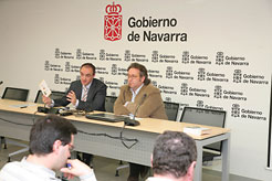 El director gerente del IND, Javier Esparza, (izda), presenta los nuevos servicios, acompañado de Ignacio Arbeloa. 