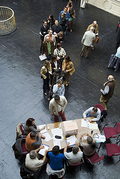 Votaciones en una de las mesas constituidas en el INAP en las elecciones de 2007