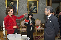 La Presidenta Barcina recibe un obsequio por parte del vicegobernador de la Prefectura de Yamaguchi.