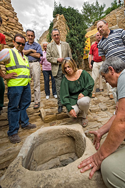 Los técnicos muestran a la consejera Salanueva un nevero antiguo de Gallipienzo. 