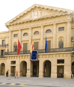 Fachada del Palacio de Navarra con el repostero de la Unión Europea