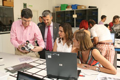 José Iribas durante la visita al taller de robótica