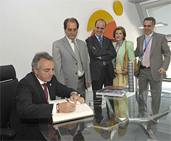 El Presidente Miguel Sanz firma en el libro de honor del Pabell&#243;n de Arag&#243;n