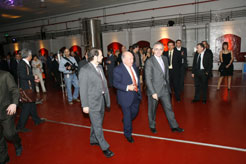 El Presidente Sanz y Juan Ignacio Baquedano recorren las instalaciones de la bodega inaugurada en Rosario.